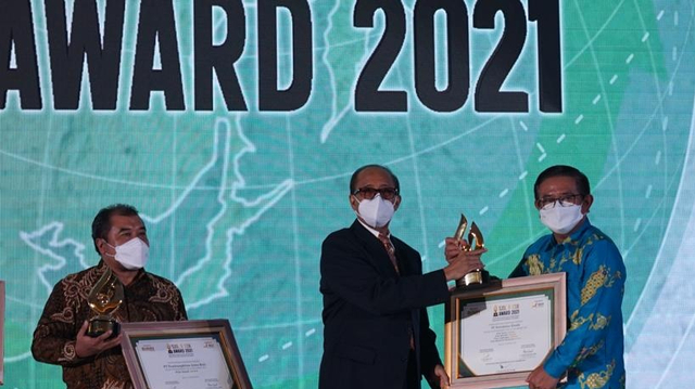 CEO Petrokimia Gresik, Dwi Satriyo (kanan) saat menerima penghargaan, Kamis (14/10).