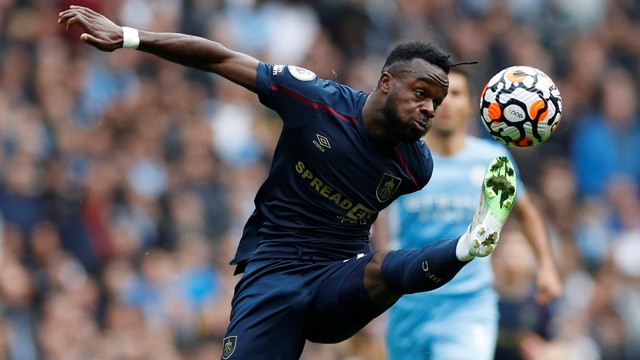 Aksi pemain Burnley Burnley Maxwel Cornet saat melawan Manchester City di Stadion Etihad, Manchester, Inggris. Foto: Phil Noble/Reuters
