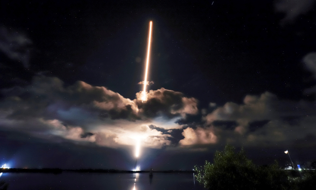 Pesawat ruang angkasa Lucy NASA, di atas roket United Launch Alliance Atlas 5, diluncurkan dari Stasiun Luar Angkasa Cape Canaveral, Florida. Foto: THOM BAUR/REUTERS
