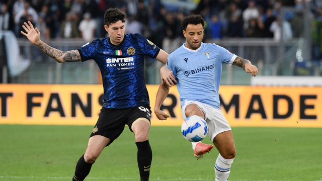 Bek Inter Milan Italia Alessandro Bastoni (kiri) dan gelandang Lazio asal Brasil Felipe Anderson berebut bola selama pertandingan sepak bola Serie A Italia antara Lazio dan Inter pada 16 Oktober 2021 Foto: Filippo MONTEFORTE / AFP
