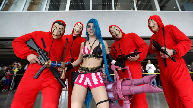 Peserta mengenakan kostum saat menghadiri Praha Comic Con 2021 di Praha, Republik Ceko, 16 Oktober 2021. Foto: DAVID W CERNY/REUTERS