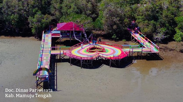 Objek wisata pantai mangrove di Desa Salubiro, Kabupaten Mamuju Tengah, Sulawesi Barat. Foto: Dok. Dinas Pariwsata Mamuju Tengah 