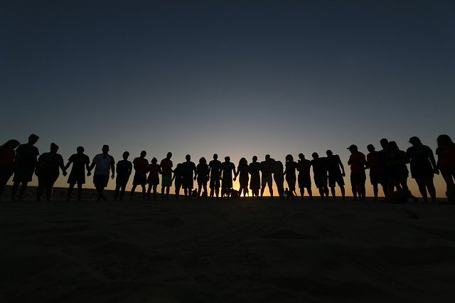 https://pixabay.com/id/photos/orang-orang-teman-bersama-sama-4050698/
