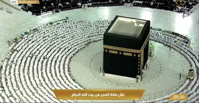 Salat Subuh di Masjidil Haram pada Minggu (17/10/2021). Foto: Dok. YouTube Makkah Live