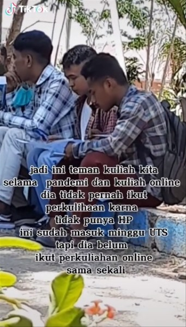 Viral momen mengharukan sekelompok mahasiwa bantu teman dengan membelikan HP agar bisa mengkuti kuliah online. (Foto: TikTok/@yenliu_ )