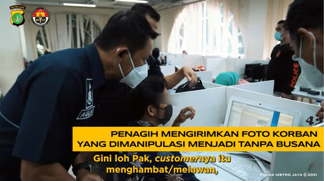 Polisi saat mengintrogasi petugas pinjol yang mengancam dengan foto porno saat penggrebekan di Tangerang. Foto: Youtube/ Polda Metro Jaya