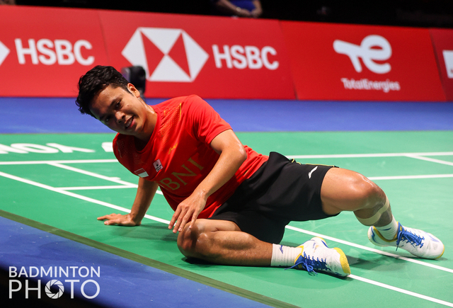 Anthony Ginting saat bertanding melawan Viktor Axelsen dari Denmark di Thomas Uber Cup. Foto: Yohan Nonotte/Badmintonphoto/BWF
