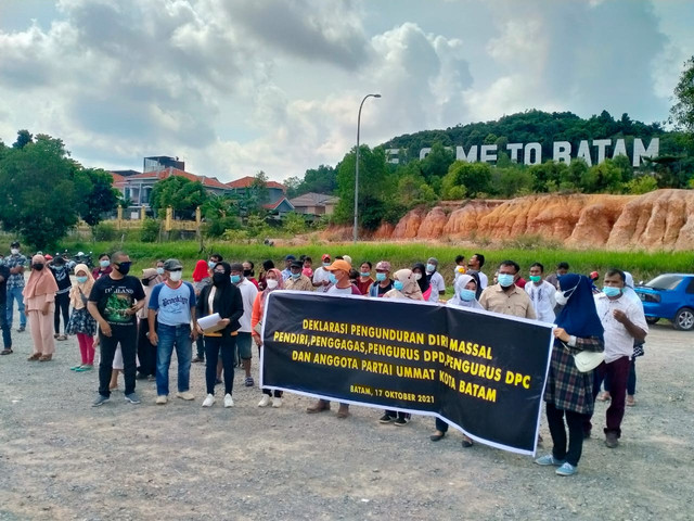 Deklarasi pengurus DPD dan DPC partai Ummat Kota Batam menyatakan mundur. Foto: Zalfirega/kepripedia.com