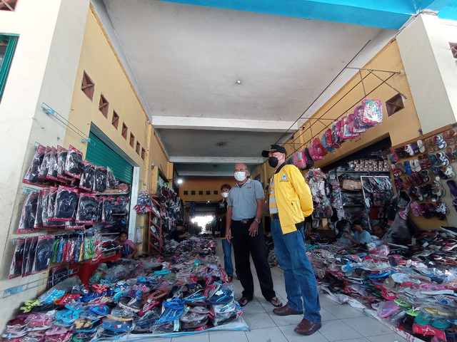 Anggota Komisi II DPRD Kota Cirebon Agung Supirno saat meninjau kondisi Pasar Harjamukti. FOTO: Anatasya/CIREMAITODAY