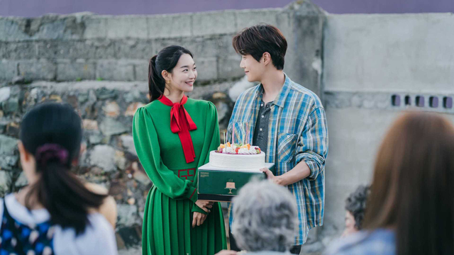 Shin Min Ah dan Kim Seon Ho di Drama Korea Hometown Cha Cha Cha (Kredit Foto: tvN)