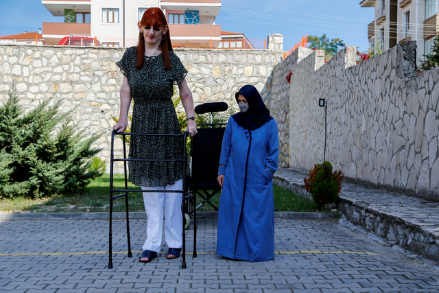 Wanita tertinggi di dunia Rumeysa Gelgi, ditemani ibunya Safiye Gelgi memegang sertifikat Guinness World Record saat konferensi pers di Karabuk, Turki, Kamis (14/10). Foto: Cagla Gurdogan/Reuters
