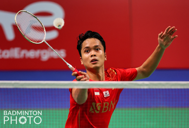 Anthony Ginting saat bertanding melawan pemain China Lu Guang Zu di Piala Thomas. Foto: Yohan Nonotte/Badmintonphoto/BWF