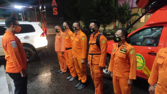 Tim SAR evakuasi orang terjebak di Waduk Jatiluhur Purwakarta. Foto: Dok. Istimewa