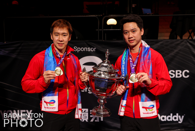 Ganda putra Indonesia Kevin Sanjaya Sukamuljo dan Marcus Fernaldi Gideon merayakan gelar juara Piala Thomas 2020. Foto: Yohan Nonotte/Badmintonphoto/BWF