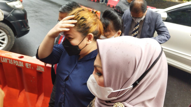 Olivia Nathania jalani pemeriksaan lanjutan di Polda Metro Jaya, Selasa (18/10). Foto: Giovanni/kumparan