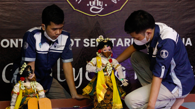 Tim Rosemary Universitas Negeri Yogyakarta (UNY) sedang sibuk memastikan robotnya menari sesuai perintah pada Sabtu (16/10) lalu di UNY. Foto: Danang Bakti K