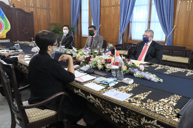 Menlu RI Retno L Marsudi dan Menlu Malaysia Datuk Saifuddin Abdullah saat melakukan pertemuan bilateral di Jakarta, Senin (18/10). Foto: Kemlu RI