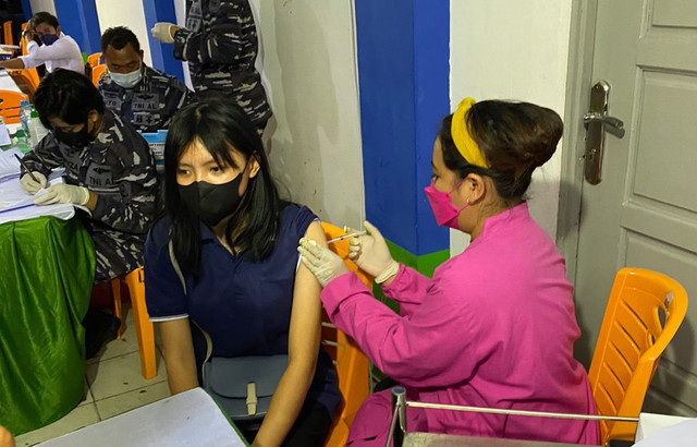 Satgas COVID-19 Kalbar menggelar vaksinasi pada malam hari di tempat yang biasanya dijadikan lokasi ngongkrong anak-anak muda di Pontianak. Foto: Dok Hi!Pontianak