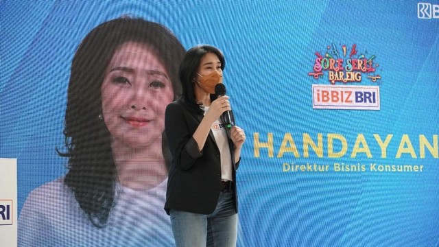 Direktur Bisnis Konsumer BRI Handayani dalam acara peluncuran platform transaksi perbankan iBBIZ Foto: Dok. BRI