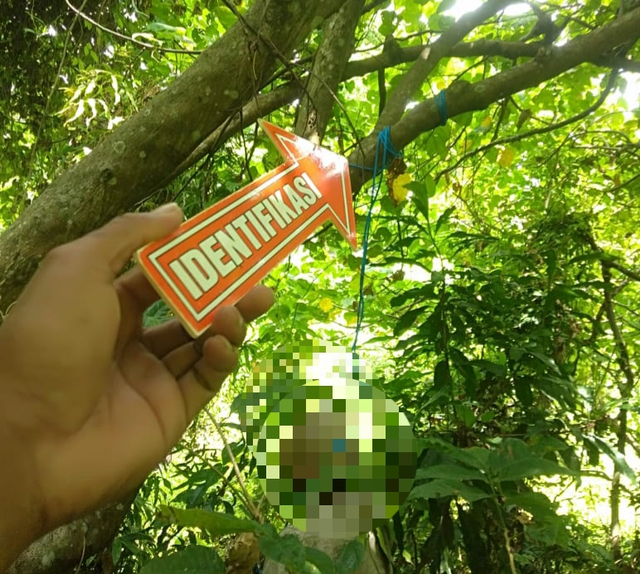 Petugas menunjukkan tali yang digunakan untuk gantung diri - IST