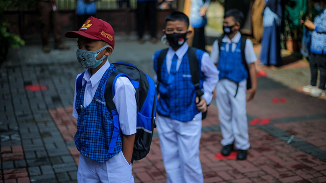 Murid-murid menerapkan protokol kesehatan saat PTM di Bogor. Foto: Pemkot Bogor