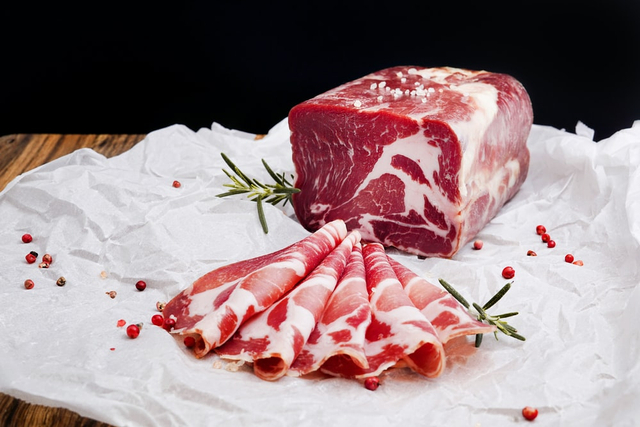 Ilustrasi menyikapi teman yang mengkonsumsi makanan dan minuman haram. Sumber: Unsplash