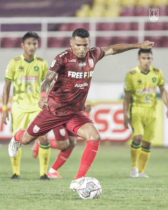 Pemain Persis Solo Beto Goncalves menendang bola saat melawan Hizbul Wathan FC. Foto: Instagram/@persisofficial