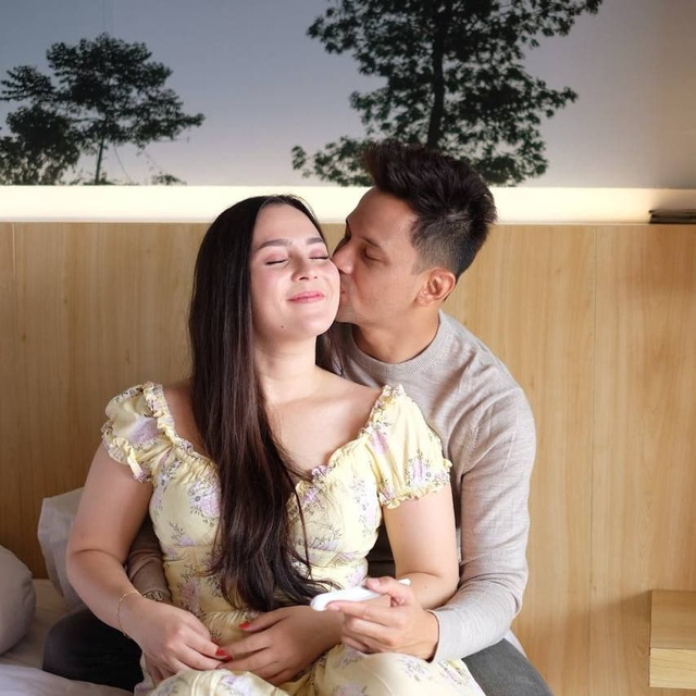 Lucky Perdana dan istrinya. Foto: Instagram/@_luckyperdana