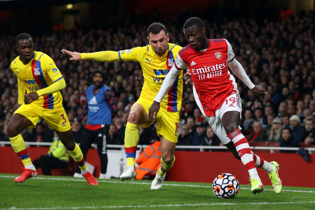 Pemain Arsenal Nicolas Pepe berusaha melewati pemain Crystal Palace James McArthur pada pertandingan lanjutan Liga Inggris di Stadion Emirates, London, Inggris. Foto: Hannah McKay/REUTERS