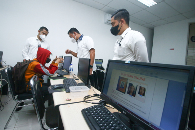 Direktur Reserse Kriminal Khusus (Dirkrimsus) Polda Metro Jaya Kombes Pol Auliansyah Lubis menginterogasi pegawai PT Ant Information Consulting (AIC) saat penggerebekan kantor pinjaman online ilegal di Kelapa Gading, Jakarta, Senin (18/10).  Foto: Rivan Awal Lingga/ANTARA FOTO