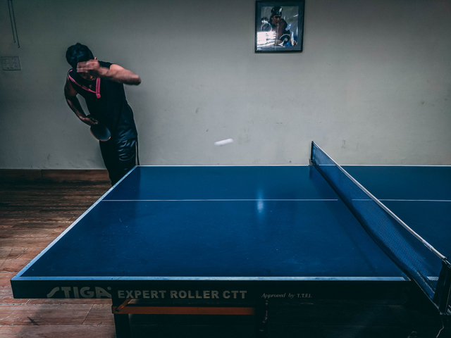 Ilustrasi teknik memegang bet dalam tenis meja, sumber foto: https://www.pexels.com/