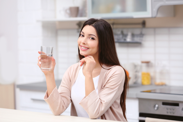 Ilustrasi Perempuan Minum Air Putih. Foto: Shutterstock