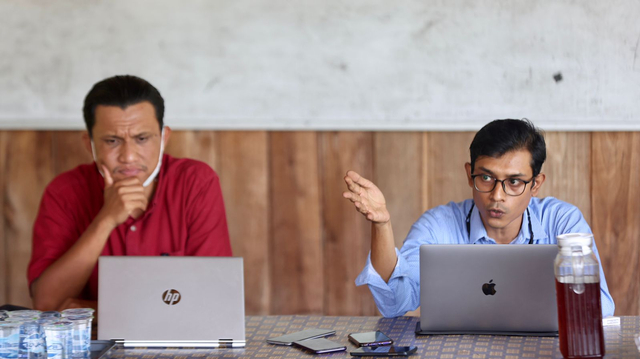 Konferensi pers di Kantor YLBHI LBH Banda Aceh, Selasa (19/10), terkait peristiwa seorang korban dugaan tindak pidana percobaan pemerkosaan yang ditolak laporannya oleh polisi karena tidak dapat menunjukkan sertifikat vaksin. Foto: Suparta/acehkini