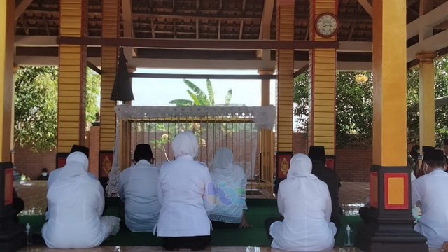 Bupati bersama jajaran Forkopimda Bojonegoro saat ziarah di Petilasan Angling Dharma, di Desa Wotanngare, Kecamatan Kalitidu, Kabupaten Bojonegoro. Selasa (19/10/2021)