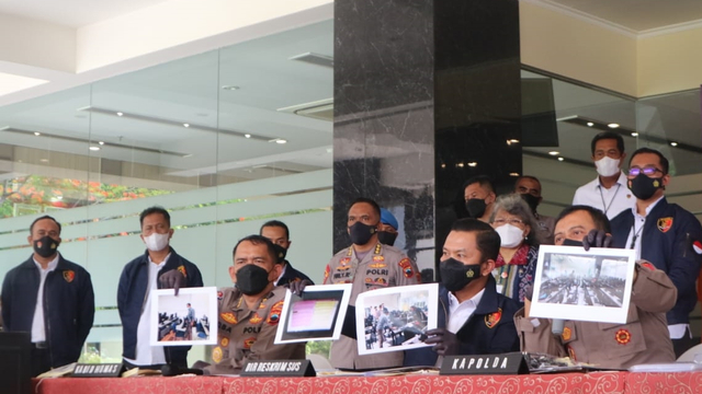 Dirkrimsus Polda Jateng, Kombes Johanson Ronald Simamora (tengah) saat menunjukkan foto kantor penagihan pinjaman online ilegal di Mapolda Jawa Tengah, Selasa (19/10). Foto: Intan Alliva Khansa/kumparan