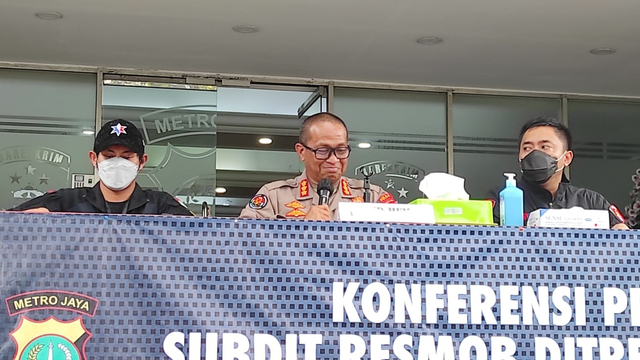 Kabid Humas Polda Metro Jaya Kombes Pol Yusri Yunus (tengah) saat jumpa pers terkait kasus pencurian dengan kekerasan, di Mapolda Metro Jaya, Jakarta, Selasa (19/10). Foto: Dok. Istimewa