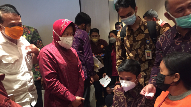 Menteri Sosial Tri Rismaharini saat memantau penyaluran bansos di Bali. Foto: Denita BR Matondang/kumparan