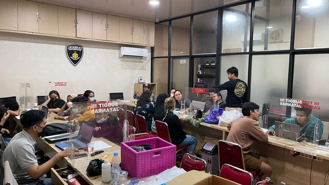 Para pekerja perusahaan pinjol ilegal di Pontianak diperiksa di Polda Kalbar. Foto: Dok Hi!Pontianak