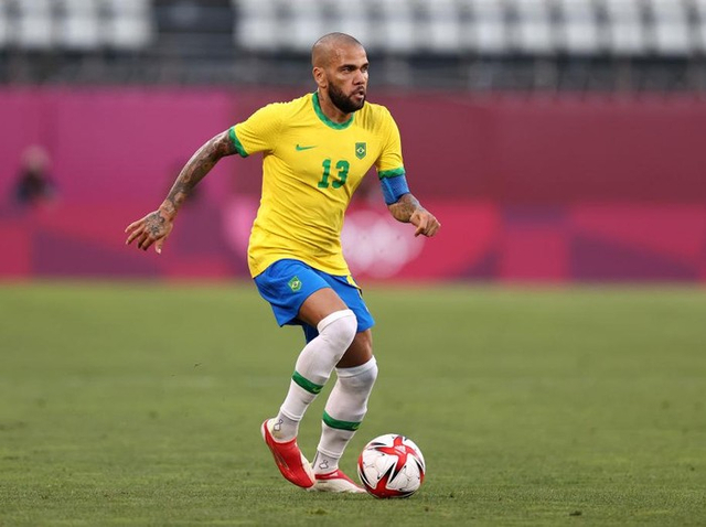 Dani Alves, Pemain Berposisi Bek Kanan (sumber: Getty Images)