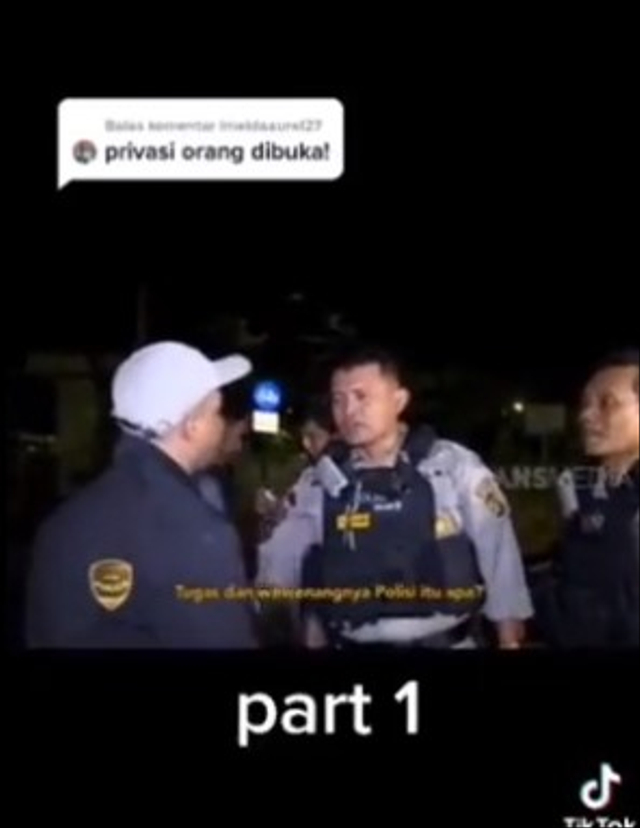 Viral polisi Aipda Ambaritda dan kawan-kawan periksa paksa ponsel motor dikecam warganet. (Foto: Twitter/@xnact)