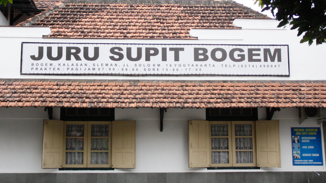 Juru supit Bogem di barat Candi Prambanan. Foto: Widi Erha Pradana