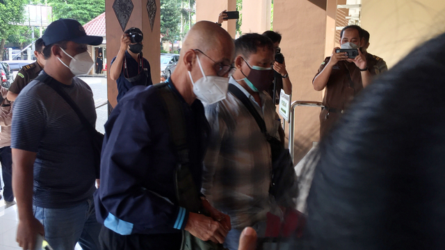 Liliek Karnaen, mantan dosen kampus swasta di Yogyakarta, buronan kasus korupsi rehabilitasi gempa Bantul 2006 ditangkap Kejati DIY, Sealsa (19/10).
Foto: Arfiansyah Panji Purnandaru/kumparan
