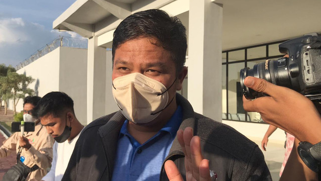 BUPATI Kuantan Singingi (Kuansing), Andi Putra, saat keluar dari ruang pemeriksaan di Mapolda Riau usai diperiksa selama 19 jam mulai Senin malam (18/10/2021), hingga Selasa sore (19/10/2021). (FOTO: SELASAR RIAU/RAMADHI DWI PUTRA)