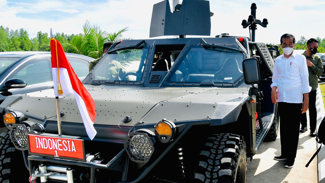 Presiden Joko Widodo menyusuri jalan di Tarakan, Kalimantan Utraa, menggunakan Rantis, Selasa (19/10). Foto: Laily Rachev/Biro Pers Sekretariat Presiden