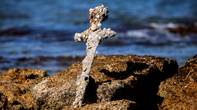 Sebuah pedang diyakini milik seorang prajurit Perang Salib yang berlayar ke Tanah Suci hampir satu milenium yang lalu berdiri di Kaisarea, Israel. Foto: Ronen Zvulun/REUTERS