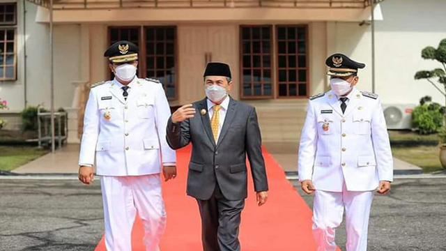 GUBERNUR Riau, Syamsuar, bersama Bupati Kuantan Singingi (Kuansing), Andi Putra dan Wabup Suhardiman Amby, saat hari pelantikan, Rabu (2/6/2021). 