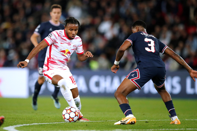 Pemain Paris St Germain (PSG) Kimpembe berusaha menghadang pemain RB Leipzig Christopher Nkunku pada pertandingan Grup A Liga Champions di Parc des Princes, Paris, Prancis.  Foto: Benoit Tessier/REUTERS
