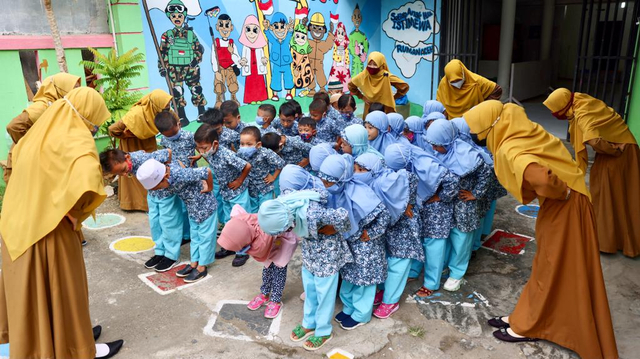 Anak-anak TK Rumah saat masuk sekolah tatap muka kembali, Senin (18/10/2021). Foto: Suparta/acehkini