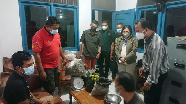 Tim Ditjen Gakkum KLHK menyita 14 kilogram sisik trenggiling. Foto: Dok. Ditjen Gakkum KLHK