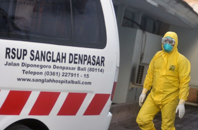 Petugas medis berada di sekitar ruang perawatan Nusa Indah yang dilengkapi dengan ruangan isolasi di RSUP Sanglah, Denpasar, Bali, Rabu (11/3). Foto: ANTARA FOTO/Fikri Yusuf